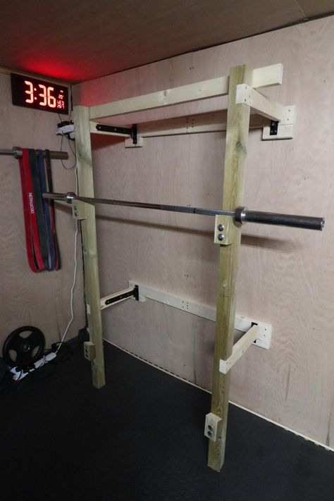 Folding squat rack. Not perfect but works and saves a lot of space. Squat Rack Diy, Garage Gym Diy, Diy Power Rack, Homemade Gym Equipment, Home Made Gym, Crossfit Equipment, Backyard Gym, Diy Gym Equipment, Home Gym Garage