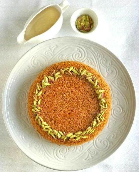 Arabian Dessert, Desert Box, Ramadan Cake, Kunafa Recipe, Kataifi Pastry, Lebanon Food, Ramadan Sweets, Arabic Sweets Recipes, Semolina Pudding