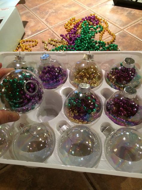 Mardi Gras Tree ornaments! Turn regular glass Christmas ball ornaments to Mardi Gras with beads! Mardi Gras Throws Ideas, Mardi Gras Tree, Mardi Gras Diy, Mardi Grad, Themed Trees, Mardi Gras Throws, Louisiana Christmas, New Orleans Christmas, Mardi Gras Party Decorations