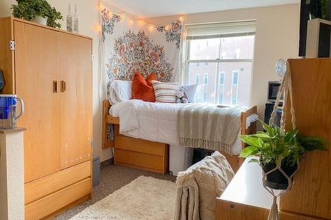 These single dorm room ideas will help you figure out the perfect layout for your room while also infusing some personality and decor. The post 16 Adorable Single Dorm Room Ideas To Maximize Your Space appeared first on Cassidy Lucille. Room Decor European, College Single Room Ideas, Single Dorm Layout Ideas, College Single Dorm, College Dorm Room Ideas Single, Single Dorm Aesthetic, Single Dorm Room Aesthetic, Single Dorm Room Designs, Single Dorm Room Decor