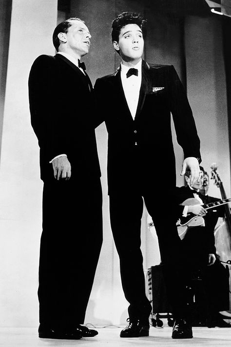 vinceveretts: “Elvis and Frank Sinatra on ‘The Frank Sinatra Timex Special’, March 1960. ” Elvis Presley And Frank Sinatra, Elvis Presley Frank Sinatra, Frank Sinatra Elvis Presley, Elvis And Frank Sinatra, Frank Sinatra Wallpaper, Elvis Presley Hair, Frank Sinatra Art, King Creole, Young Elvis