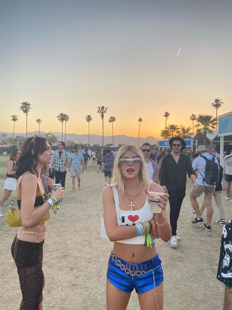 Kaytranada Concert, Ultra Outfits Music Festivals, Hangout Fest Outfit, Hard Summer Festival, Hangout Festival, Summer Music Festival Outfits, Aesthetic Bff, Rave Outfits Women, Vibrant Clothing