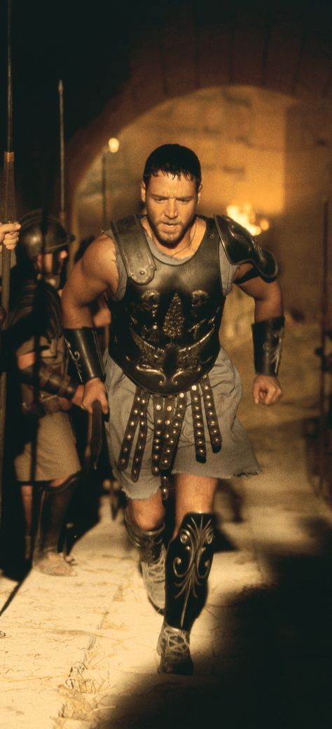 Russell Crowe in Gladiator Gladiator Film, Russell Crowe Gladiator, Gladiator Maximus, Gladiator 2000, Gladiator Movie, Roman Armor, Russell Crowe, Chique Outfits, Film Serie