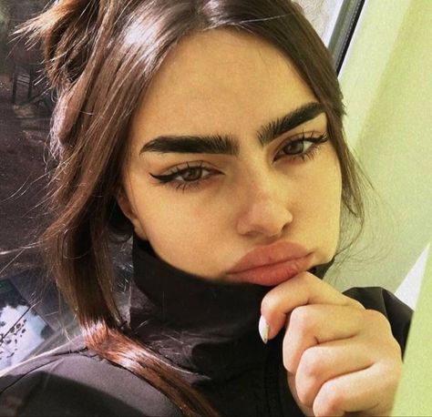 Thick Eyebrows Natural, Thicker Eyebrows Makeup, Ivana Santacruz, Big Eyebrows, Eyebrows Goals, Straight Eyebrows, Bushy Eyebrows, Dark Eyebrows, Full Eyebrows