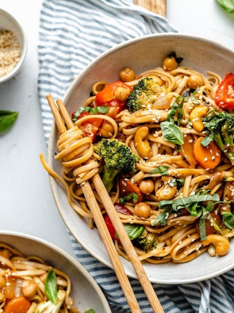 Vegan Stir Fry Noodles, Ambitious Kitchen Recipes, Sesame Noodles Recipe, Homemade Stir Fry Sauce, Quick Vegetarian Dinner, Rice Noodles Stir Fry, Vegan Stir Fry, Vegan Noodles, Sesame Noodles