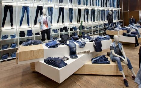 Glamshops Review Denim Display, Levis Store, Clothing Store Interior, Clothing Store Design, Visual Merchandising Displays, Window Display Design, Jeans Store, Retail Inspiration, Denim Ideas