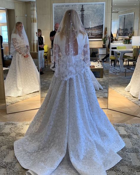 Sophie Turner wore a custom Louis Vuitton gown for her wedding—and we have all the details about it. Sophie Turner Wedding, Joe Jonas Wedding, Sophie Turner Tattoo, Joe And Sophie, Priyanka Chopra Wedding, Celebrity Wedding Gowns, Wedding Photo Sharing, Iconic Wedding Dresses, Celebrity Bride