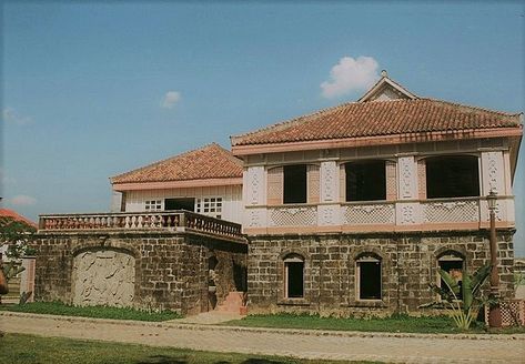 From Wikiwand: An example of bahay na bato Philippine architecture Spanish Colonial Philippines, Filipino Ancestral House, Houses Old Money, Roastery Design, Ancient Philippines, Philippines Architecture, Filipino Houses, Philippine Architecture, Filipino House