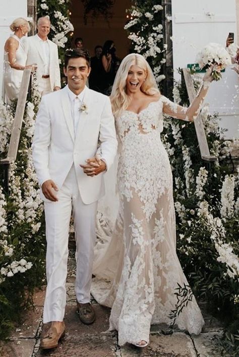 Bride And Groom In All White, Groom And Bride In White, All White Bride And Groom Outfit, White Groom Outfit, Bride And Groom All White, White Groom Suit With Bride, All White Bride And Groom, All White Groom, White Suit Wedding