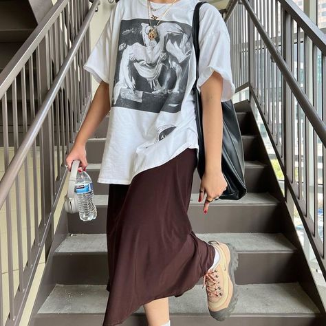 Oversized Shirt Layered Outfit, Tshirt And Skirt Outfit Fall, Midi Skirt Layered Outfit, Spring Oversized Outfits, Long Skirts And Tshirts Outfit, Tshirt And Skirt Outfit Aesthetic, Midi Skirt And Tshirt Outfit, Oversized Skirt Outfit, Oversized Top And Skirt