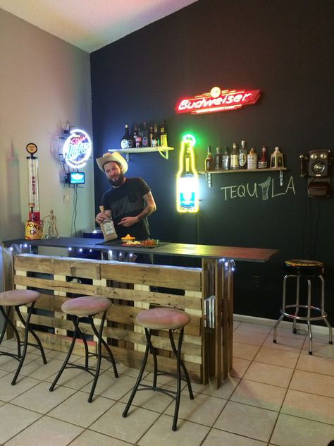 Ideas Para Bares, Diy Pallet Bar Indoor, Building A Home Bar Walmart, Palet Bar Ideas Diy Projects, Ideas Para Bares Originales, Game Room Bar, Diy Home Bar, Home Bar Designs, Pallets Garden