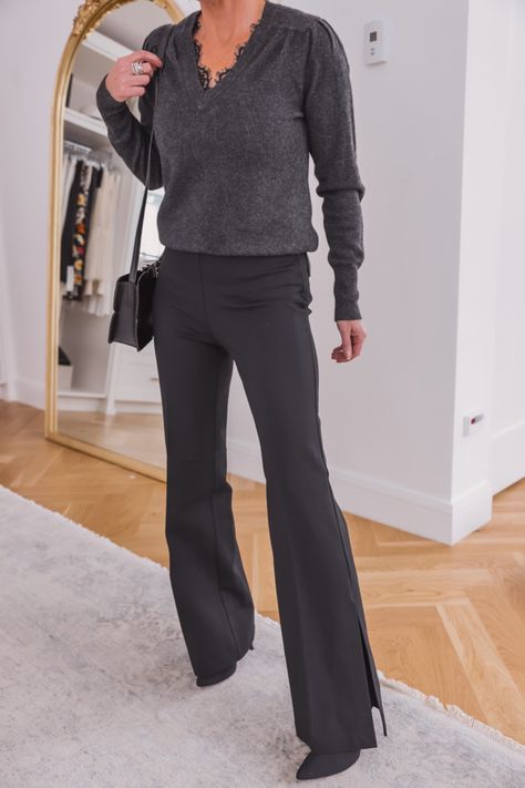 Sweater & Black Pants outfit Office Outfit Inspiration, Busbee Style, Chic Office Outfit, Stylish Spring Outfit, Black Pants Outfit, Outfit 2023, White Turtleneck Sweater, Spring Outfit Ideas, White Booties