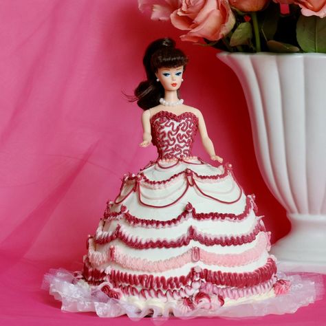 Vintage Barbie Cake, Childhood Birthday, Barbie Dress Cake, 22 Bday, Vintage Barbie Dress, Vintage Birthday Cakes, Barbie Doll Cakes, Red Era, Barbie Theme