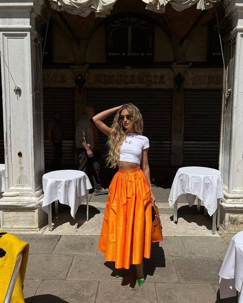 Orange Skirt Outfit, Emili Sindlev, Skirt Aesthetic, Looks Pinterest, Orange Skirt, Skirt Trends, Summer Mood, Full Skirts, Streetstyle Fashion