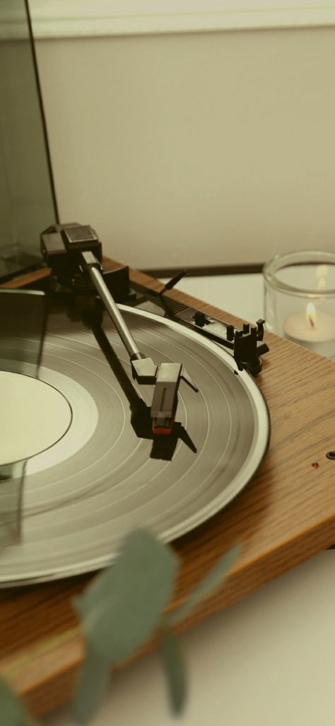 Vinyl Records Aesthetic, Records Aesthetic, Retro Record Player, Vinyl Aesthetic, Wallpaper Retro, Vinyl Record Player, Vinyl Music, Music Aesthetic, Minimalist Wallpaper