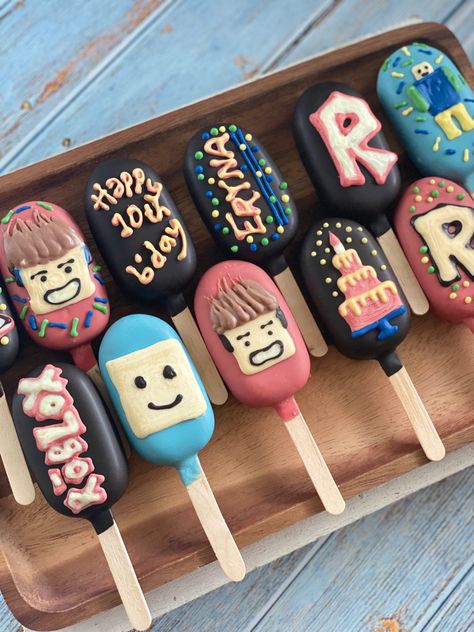 Roblox Cakesicles, Roblox Cake Pops, Cakesicles Ideas, Roblox Birthday Cake, Lego Ninjago Birthday, Video Game Cakes, Roblox Party, Roblox Cake, Roblox Birthday