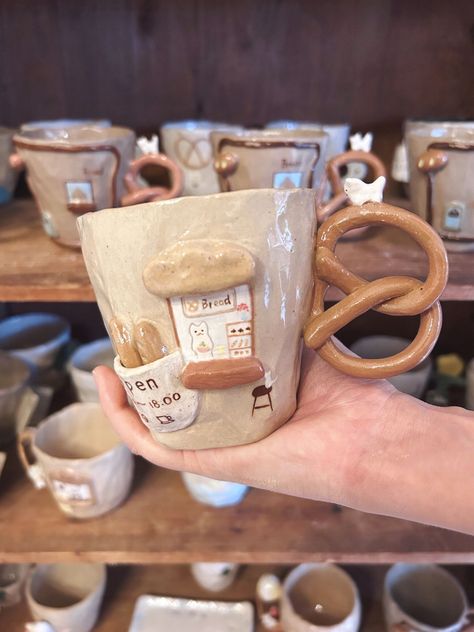 Coffee Mug Aesthetic, Mugs Aesthetic, Creative Mug, Handmade Ceramic Mugs, Crockery Design, Clay Diy Projects, Tanah Liat, Diy Ceramic, Pretty Mugs