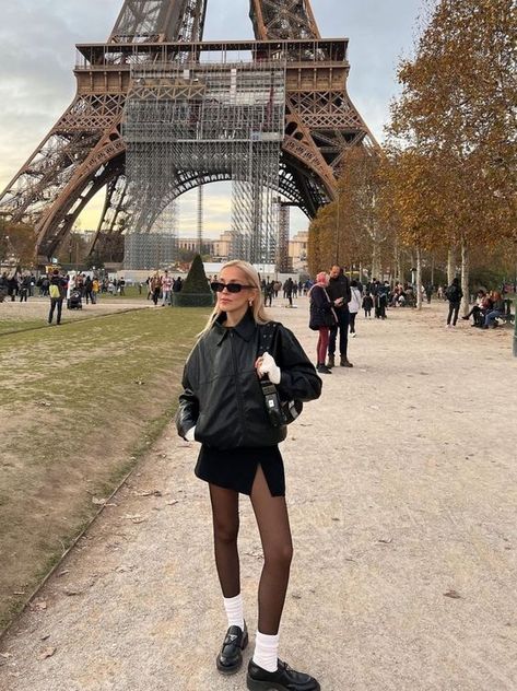 Outfit Inspo Winter Europe, Classy Paris Outfit, Loafers With Stockings Outfit, Amsterdam Winter Style, Autumn Outfits Europe, Dinner In London Outfit, Europe December Outfit, December Europe Outfits, Europe In December Outfits