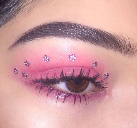 Pink Eye Looks With Gems, Pink Eye Makeup With Gems, Pink Face Gem Makeup, Pink Gem Eye Makeup, Pink Jewel Makeup Looks, Rhinestone Makeup, Face Art Makeup, Eye Makeup Pictures, Creative Eye Makeup