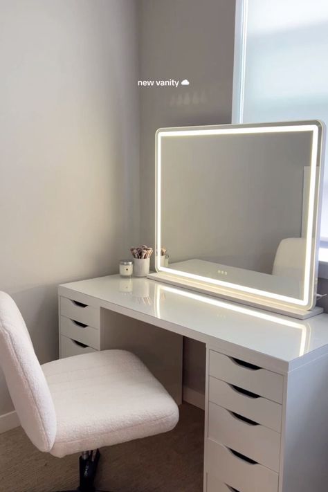 Wishlist Ideas Room Decor, Room Inspo Vanity, Room Makeover Minimalist, Bedroom Ideas Vanity, Room Inspo Minimalist, Desk Chair Ideas, Organized Vanity, Room Decor Mirror, Desk Chair White