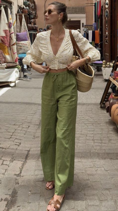 Outing Clothes For Women, Vacation Outfits Pants, Europe Linen Outfits, Linen Pants Spring Outfit, Colored Linen Pants Outfit, Linen Trousers Outfit Aesthetic, Green Pants Summer Outfit, Linen Green Pants Outfit, Linen Pants Green