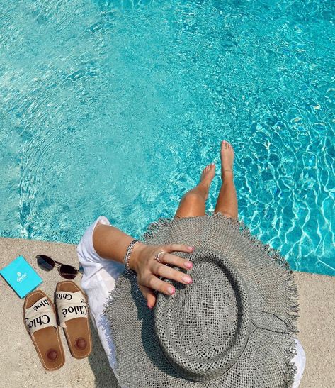 Poolside Pictures Instagram Summer, Creative Pool Photography, Pool Day Photo Ideas, Poolside Aesthetic Summer, Pool Day Photoshoot, Pool Day Vibe, Pool Day Photos, Instagram Pool Pictures, Pool Day Ideas