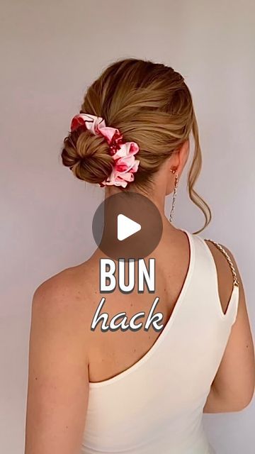 Claudia | Hairstyles on Instagram: "Important TIP for this hairstyle☀️👇🏼

Before tucking the hair inside, take enough time to create a sufficient hole. Because your hair has to fit in there.

The beautiful scrunchies don’t just look beautiful. They also give this hairstyle great hold.

Have fun trying 😀☀️
.
.
.
#bun #bunhair #tuckinhair #easyhairstyle #scrunchiehairstyles #scrunchiehair" Hairstyles Using Scrunchies, Scrunchie Hair Styles, Med Hair, Beautiful Scrunchies, Hairstyle Updo, 100k Views, Low Bun Hairstyles, Hair Bun Tutorial, Bun Tutorial