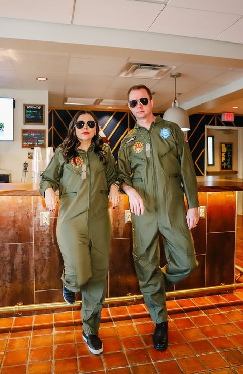 Diy Maverick Costume, Maverick And Penny Costume, Topgun Costume Idea, Diy Pilot Costume, Topgun Couples Halloween Costume, Aviation Outfit, Maverick And Goose Costume, Air Force Costume, Job Costumes