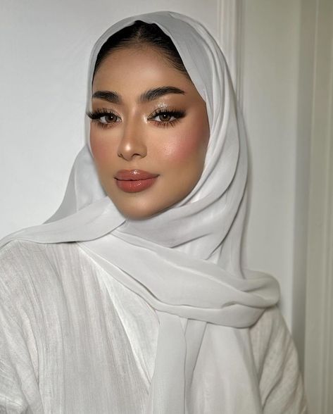 Make Up Hijab, Hijabi Makeup, Red Hijab, White Hijab, Hijab Makeup, Asian Makeup Looks, Hijab Beauty, Latina Makeup, Iranian Beauty