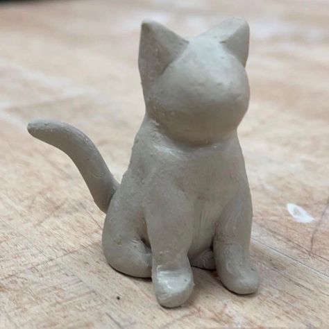 Sculpture Art Easy Ideas, Easy Ceramics Sculpture, Clay Cat Sculpture Tutorial, Pottery Sculpture Animals, Clay Cats Sculpture, Clay Inspo Cat, Easy Stuff To Make Out Of Clay, Cat Ceramics Ideas, Cat Clay Sculpture Easy