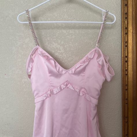 Super Cute Pink Slip Dress Very Comfortable Fabric Made With Two Layers So It’s Not See Through At All Has A Zipper On The Size And Two Straps One That Goes On The Shoulder And The Other Goes Off The Shoulder But It Also Looks Super Cute With Both Straps On Shoulder :) Only Worn Once For A Short Time But Looks Brand New Still Just Is Wrinkly From Being Stored And It Would Help To Dry It Chemise, Spring Outfits Hijab, Vintage Slip Dress Outfit, Converse Outfit Spring, Europe In Spring, Outfits For Europe, Spring Holiday Outfit, Wardrobe Build, Pink Short Dress