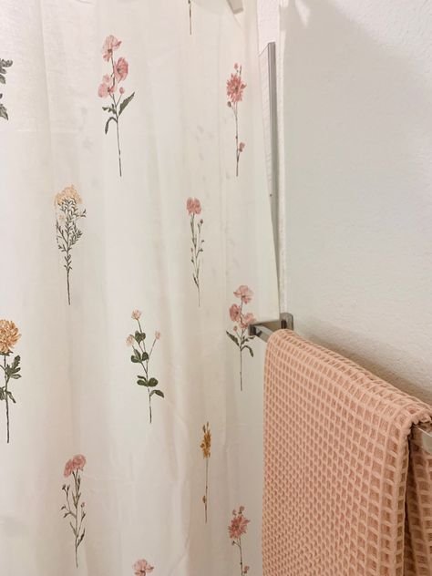 Flower Shower Curtain Bathroom Decor, Pastel Pink Bathroom Ideas, Boho Pink Bathroom Ideas, Cute Bathroom Ideas Colorful, Cute Simple Bathroom Ideas, Small Floral Bathroom, Pink Bathroom Inspo Aesthetic, Pink Earthy Bathroom, Tan And Pink Bathroom