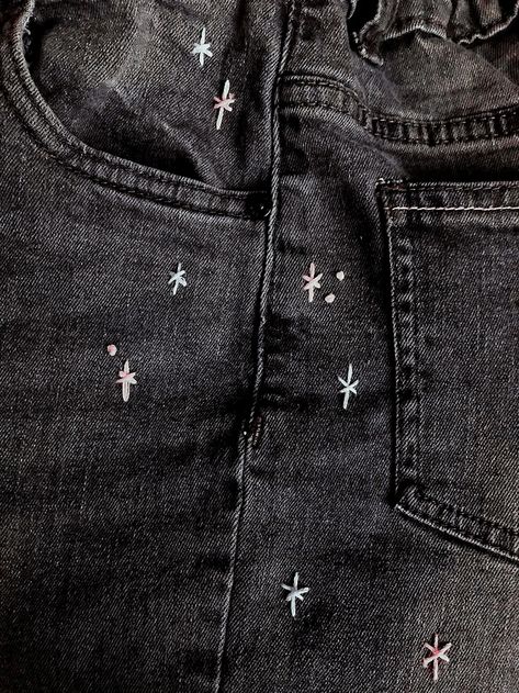 Black Jeans Embroidery Diy, Embroidered Jeans Stars, Things To Sew On Jeans, How To Sew Stars On Jeans, Embroidery On Leggings, Star Embroidered Jeans, Sewing Designs On Jeans, Jeans Pocket Embroidery Design, Pant Embroidery Ideas