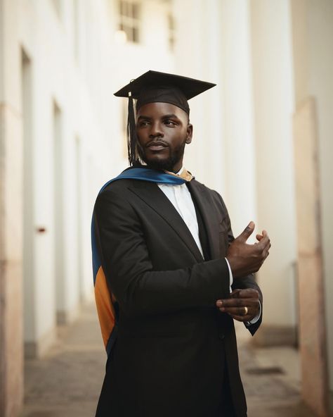 🎓🎓🎓🎓 Photoshoot Poses Graduation, Graduation Poses Photo Shoots For Men, Masters Degree Photoshoot Men, Graduation Men Photography, Convocation Photography Picture Ideas, Man Graduation Pictures, Graduation Poses For Men, Men Graduation Photoshoot, Graduation Pictures For Men