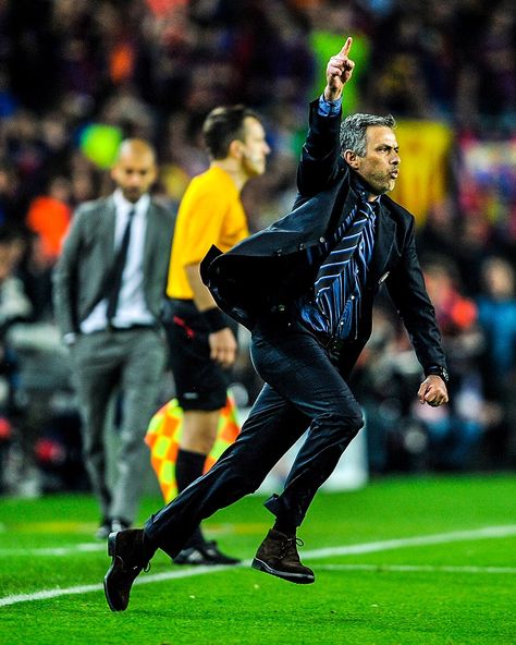 Jose Mourinho Inter, Funny Football Pictures, Football Celebrations, Ronaldo 9, Citations Instagram, Football Awards, Fifa Football, Football Manager, Jose Mourinho