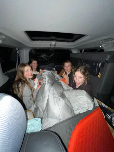 Car Sleepover, Sitting In Car, Sleep In Car, Road Trip Kit, Big Van, Friends Hanging Out, Friendship Photos, Camping Friends, Fun Sleepover Ideas