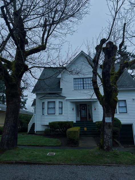 Bellas House From Twilight, Folks Washington Twilight, Bellas Room From Twilight, Twilight Shifting Visualization, Twilight Aesthetic House, Twilight House Aesthetic, Twilight Grunge Aesthetic, Forks Aesthetic Twilight, Swan House Twilight