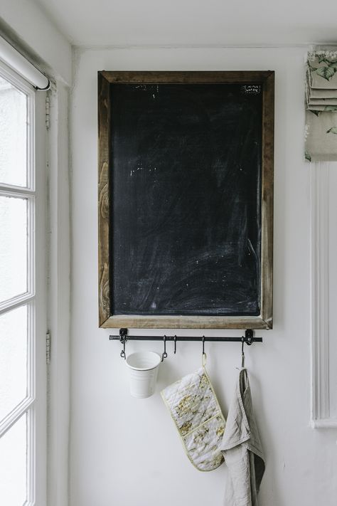 Chalkboard Entryway, Black Board Wall Ideas, Fridge Chalkboard, Chalkboard In Kitchen Ideas, Cute Kitchen Chalkboard Ideas, Chalkboard Kitchen Ideas, Kitchen Wall Chalkboard, Kitchen Black Board, Chalkboard Home Decor