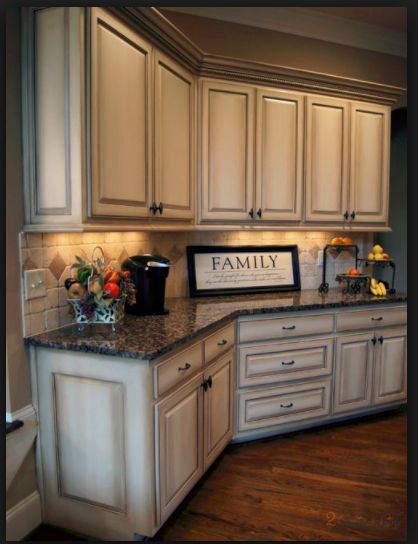 Rustic Kitchen Cabinets, Best Kitchen Cabinets, Farmhouse Kitchen Cabinets, Backsplash Designs, New Kitchen Cabinets, Kitchen Cabinets Makeover, Classic Kitchen, Diy Kitchen Cabinets, Kitchen Cabinet Colors