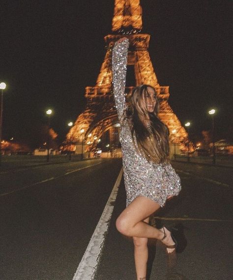 Eiffel Tower Night Photoshoot, Paris Hen Do, Paris At Night Aesthetic, Paris Night Outfit, Paris Trip Outfits, Photoshoot Paris, Paris In November, At Night Aesthetic, Paris In April