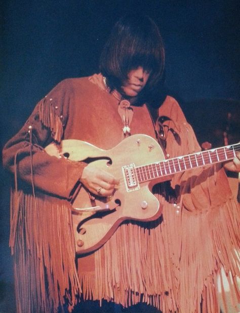 Neil Young. Gretsch, fringe jacket...perfect. Cosmic Cowboy, Buffalo Springfield, Americana Music, 60s Music, Music Pics, Neil Young, Guitar Stuff, New Rock, Baby Boomer