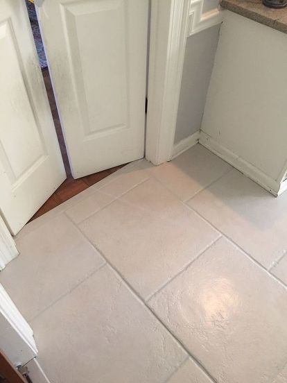 I was tired of looking at my outdated tiles and gross grout. So I painted it! Before After Before After Before After The materials Paint Grout, Kitchen Tile Floor, Kitchen Floor Tile, Kitchen Tile, Kitchen Floor, Grout, Floor Tile, Kitchen Flooring, Tile Floor