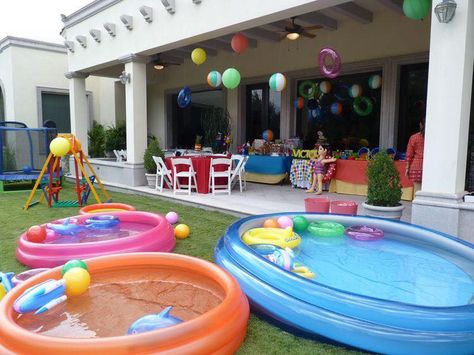 Summer Outdoor Desserts, Splash Party Ideas, Inflatable Pool Party, Backyard Beach Party, Pool Paradise, Backyard Pool Parties, Jungle Thema, Pool Party Kids, Kids Picnic Table