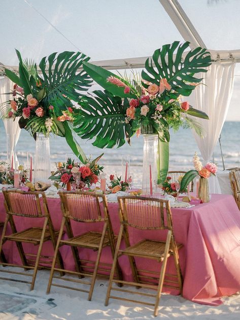 Photography: http://www.photographysv.com Hawaii Theme Centerpieces, Polynesian Centerpieces, Wedding Table Decorations Tropical, Tropical Theme Wedding, Modern Tropical Wedding, Hawaiian Centerpieces, Tropical Theme Party, Hawaii Theme, Island Party