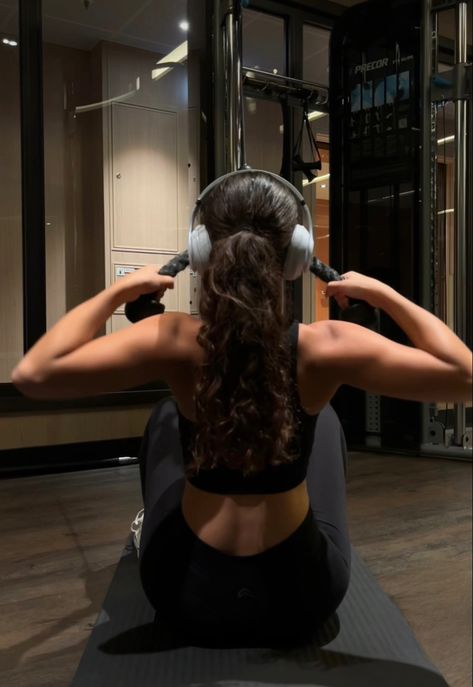 #gym #gymlife #gymrat #gymaholic #gymfit #outfits #style #workout #workoutfitswomen #fitness #fitnessaddict #fitnesslife #aesthetic #back #biceps Gym Fit Girls Aesthetic, Gym Day Aesthetic, Workout Core Aesthetic, Biceps Aesthetic Women, Girls At The Gym Aesthetic, Toned Back And Arms Aesthetic, Vision Board Ideas Body Goals, Workout Body Aesthetics Women, Gym Workout Aesthetic Women