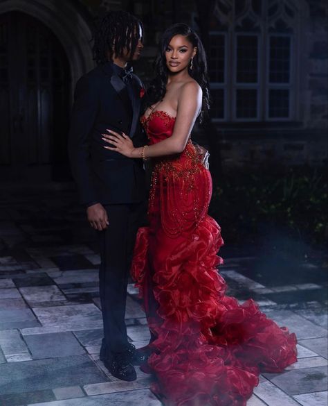 Prom Goals, Prom Picture Poses, Prom Photoshoot, Classy Prom, Prom Couples, Prom Inspiration, Sparkly Prom Dresses, Prom Poses, Gorgeous Prom Dresses