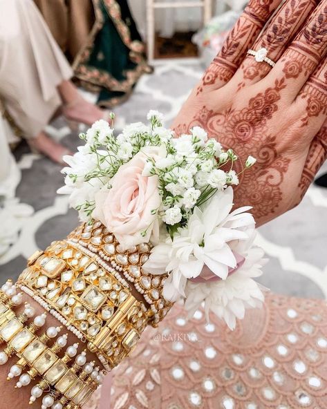 #ArmCandy – Drool-Worthy Bangle And Bracelet Stacking Styles For Indian Brides! Funky Hair Accessories, Flower Bracelet Wedding, Flower Jewelry Designs, Wedding Flower Jewelry, Bridal Gallery, Hand Flowers, Floral Bracelet, Asian Bridal, Bridal Bangles