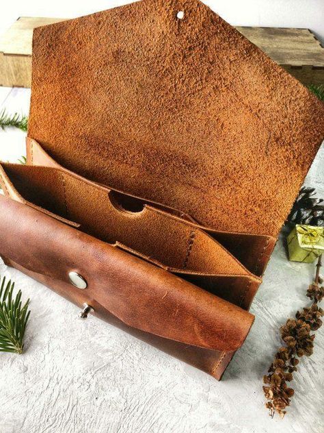 Diy En Cuir, Diy Leather Projects, Leather Wallet Pattern, Brown Leather Wallet, Women Wallet, Handmade Leather Wallet, Leather Projects, Leather Gifts, Leather Bags Handmade