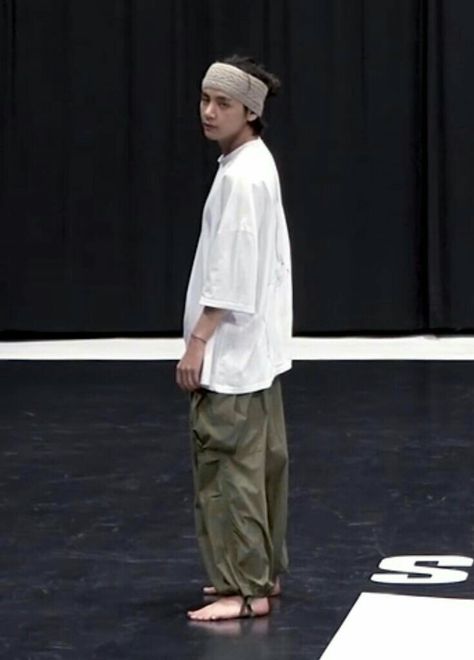 [CHOREOGRPHY] BTS Black swan 'Dance practice Taehyung Practice Outfit, Dance Practice Outfits Kpop Men, Korean Dance Practice Outfit Men, Kpop Dance Practice Outfits Male, Dance Practice Outfits Men, Taehyung Dance Practice, Taehyung Outfit, Dance Practice Outfits, Kpop Dance Practice Outfits