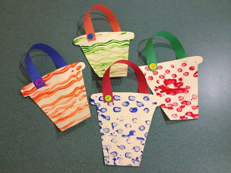 Make these sand pails for your beach theme. Cut out pail shape from manila folders, paint with rollers, add colored paper for handles and a button for accent. Beach Theme Preschool, Beach Crafts For Kids, Bucket Crafts, Summer Preschool Crafts, June Crafts, Beach Themed Crafts, Summer Preschool, Summer Crafts For Kids, Ocean Crafts